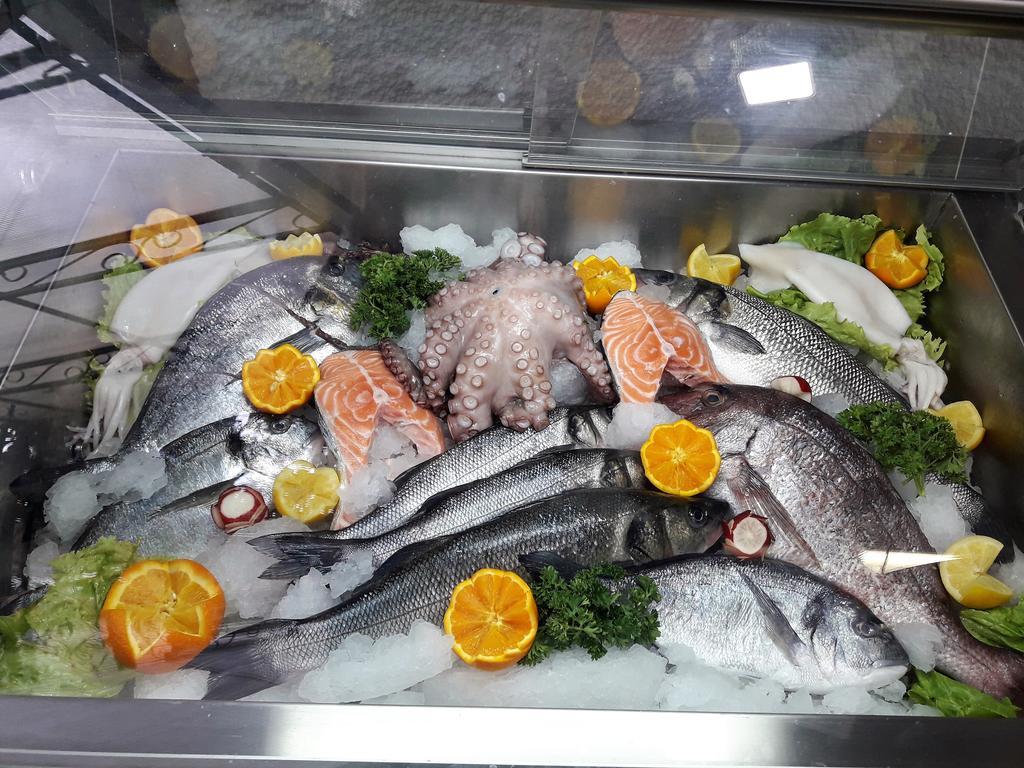 Hotel Aristocrat & Fish Restaurant Szkopje Kültér fotó