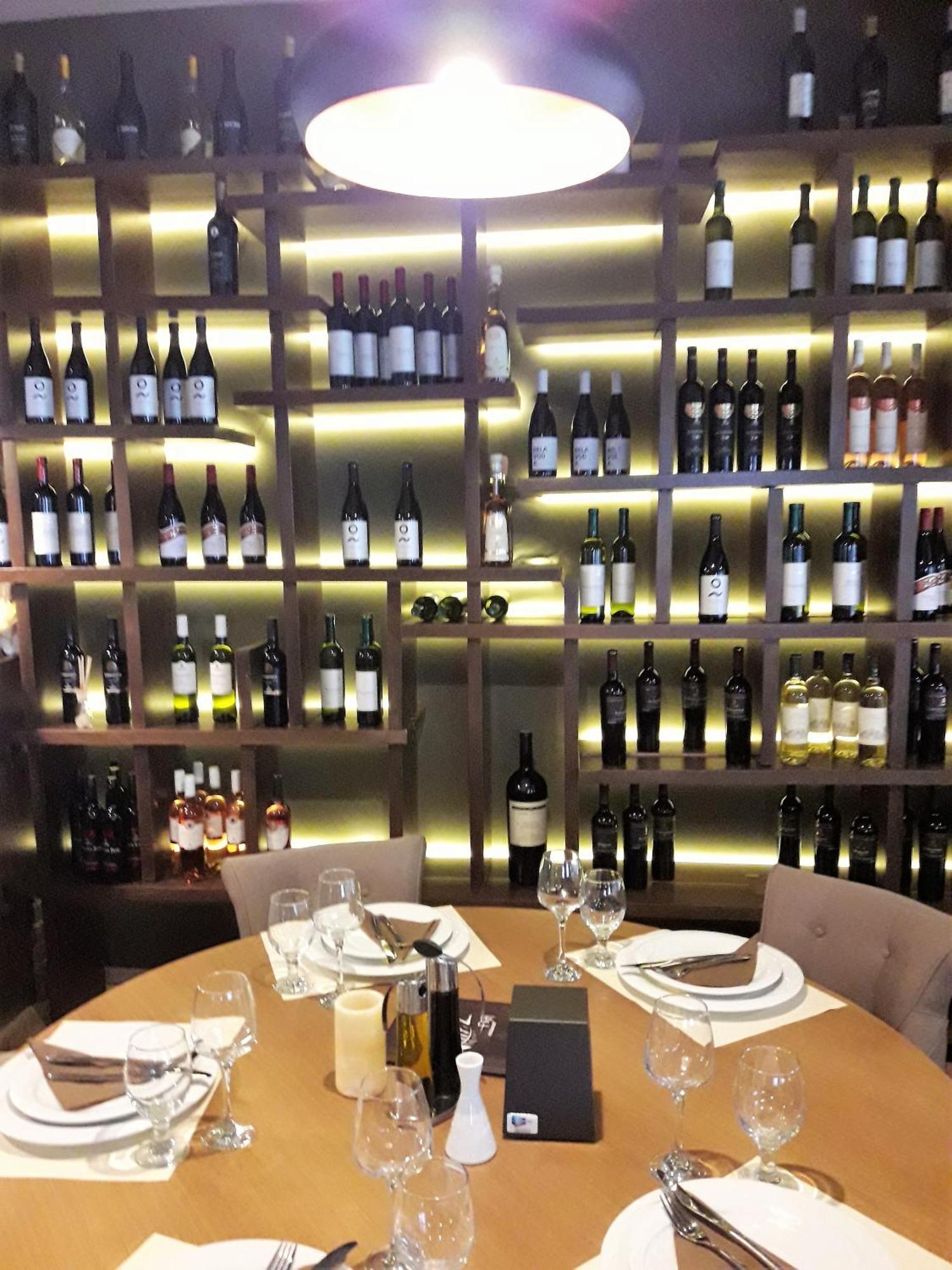Hotel Aristocrat & Fish Restaurant Szkopje Kültér fotó