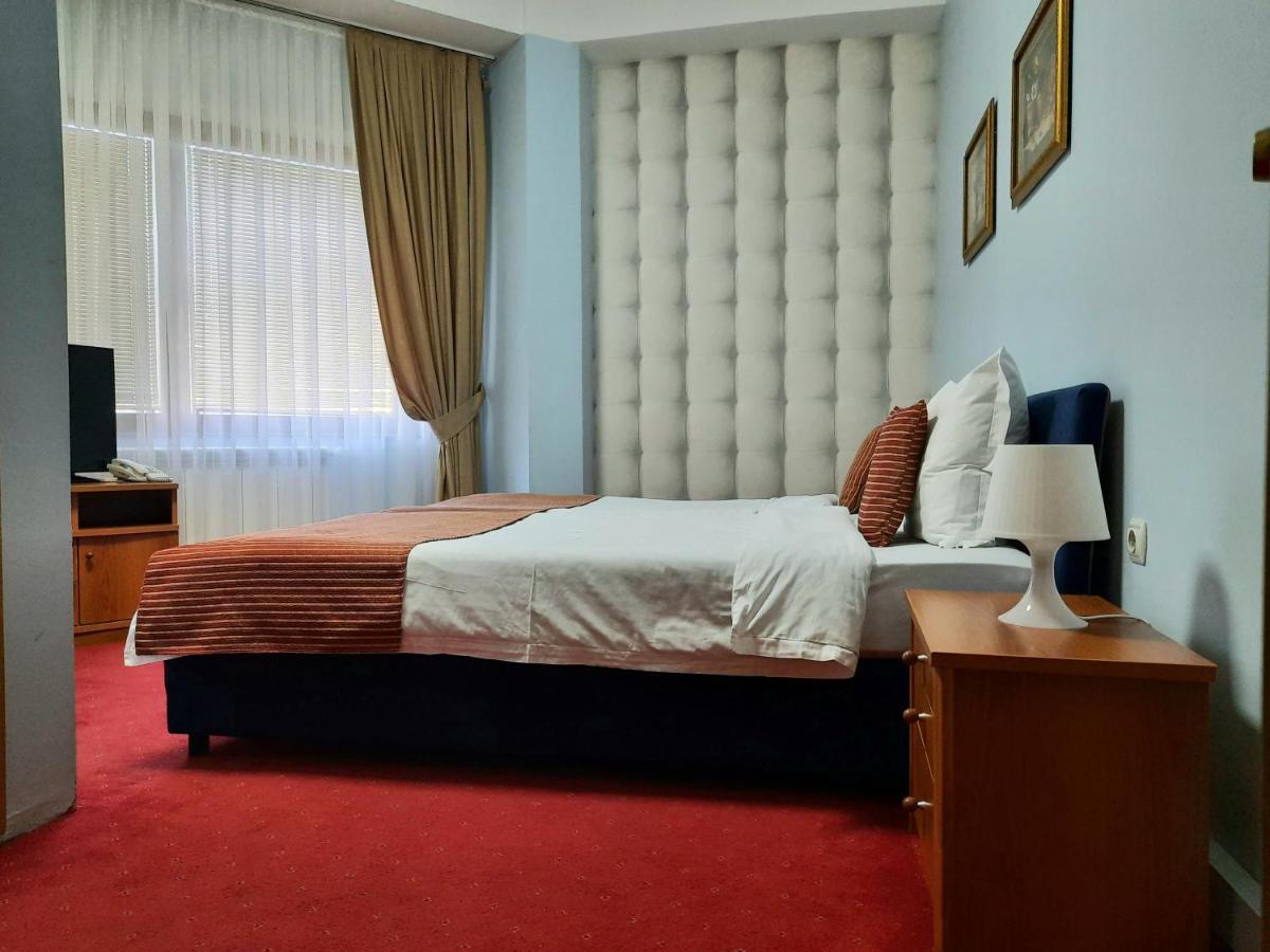 Hotel Aristocrat & Fish Restaurant Szkopje Kültér fotó